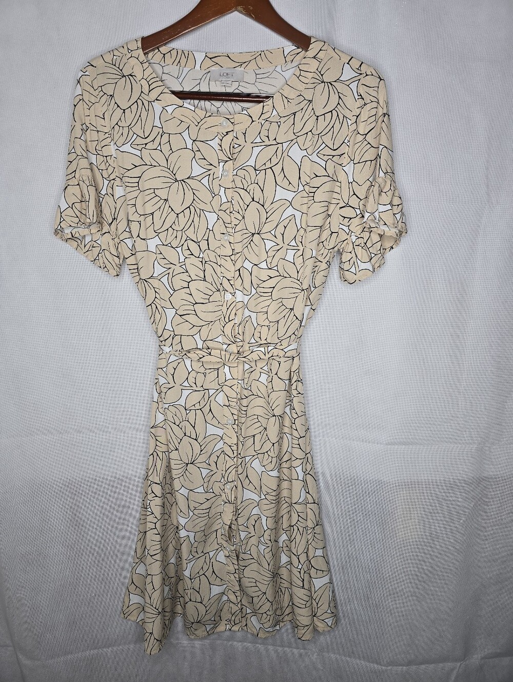 LOFT Floral Dress Beige White Lightweight Rayon Short Sleeve Button Front 10